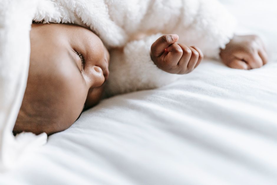 Alerta de la SAP: una muerte súbita de bebés por semana asociada al colecho