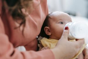 Alerta ANMAT: leche para bebés retirada del mercado por posible toxina. Lo que tenés que saber, mamá.