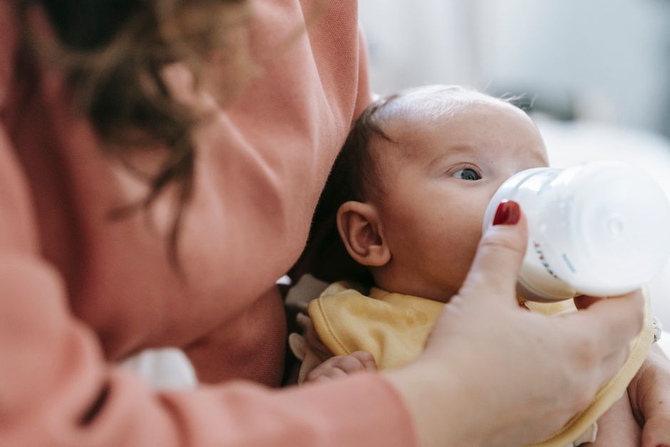 Alerta ANMAT: leche para bebés retirada del mercado por posible toxina. Lo que tenés que saber, mamá.